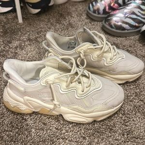 Adidas Originals Beige Ozweego Sneakers (streifen the brand)